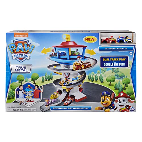 PAW PATROL Playset with Vehicles, Scale True Metal Adventure Bay Rescue Way-Juego con 2 vehículos exclusivos, Escala 1:55 (Spin Master PAWP-309537)