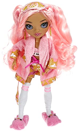 RAINBOW HIGH Slumber Party Brianna Dulce - Muñeca de Moda Rosa y Set de Juego de Moda con 2 Vestidos Mix Match, Saco de Dormir y Accesorios para Fiestas de Pijamas - para niños de 6 a 12 años