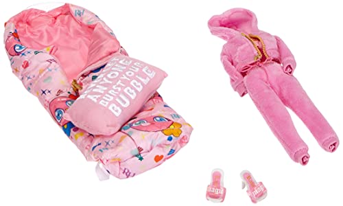 RAINBOW HIGH Slumber Party Brianna Dulce - Muñeca de Moda Rosa y Set de Juego de Moda con 2 Vestidos Mix Match, Saco de Dormir y Accesorios para Fiestas de Pijamas - para niños de 6 a 12 años