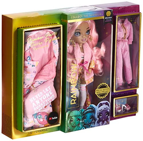 RAINBOW HIGH Slumber Party Brianna Dulce - Muñeca de Moda Rosa y Set de Juego de Moda con 2 Vestidos Mix Match, Saco de Dormir y Accesorios para Fiestas de Pijamas - para niños de 6 a 12 años