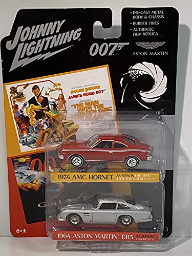 1974 AMC Hornet Red y 1964 Aston Martin DB5 (RHD) Plata (James Bond 007) Juego de 2 coches 1/64 modelos de coches fundidos por Johnny Lightning JLPK011-BOND