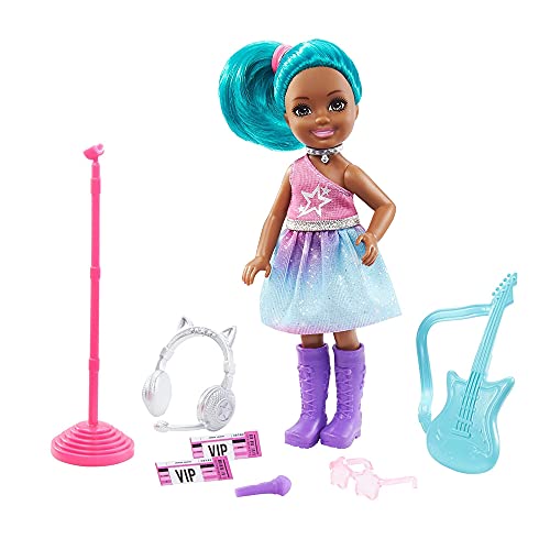 Barbie Chelsea Trabajadora de la construcción Muñeca rubia con accesorios de obra de juguete, para niñas y niños +3 años (Mattel GTN87)