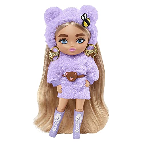 Barbie Extra Mini Muñeca pequeña articulada rubia con coletas y sudadera morada y accesorios de moda de juguete (Mattel HGP66)