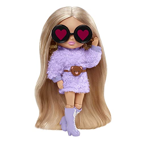 Barbie Extra Mini Muñeca pequeña articulada rubia con coletas y sudadera morada y accesorios de moda de juguete (Mattel HGP66)