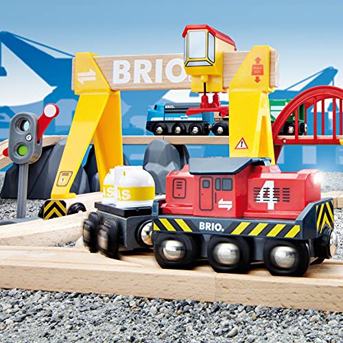 BRIO 33097 Set deluxe de circuito de tren para transporte de mercancías, Red Ferroviaria BRIO World, Edad Recomendada 3+