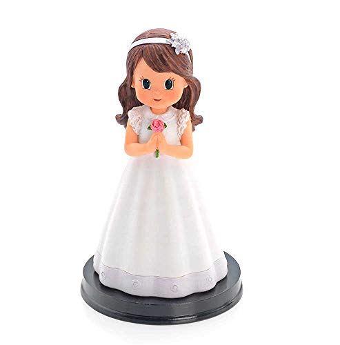 Figura tarta niña Comunión con vestido blanco, detalles en lila y rosa entre las manos. Recuerdo pastel Primera Comunión chica.