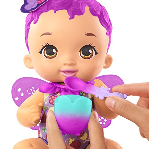 My Garden Baby Come Bayas Frambuesa Muñeco de Juguete con alas de Mariposa, Boca Cambia de Color, Regalo para niñas y niños +18 Meses (Mattel GYP00)