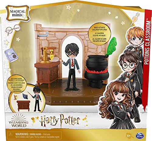 SpinMaster Wizarding World, Magical Minis Potions Classroom con Figura Exclusiva de Harry Potter y Accesorios, Juguetes para niños y niñas a Partir de 5 años