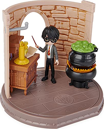 SpinMaster Wizarding World, Magical Minis Potions Classroom con Figura Exclusiva de Harry Potter y Accesorios, Juguetes para niños y niñas a Partir de 5 años