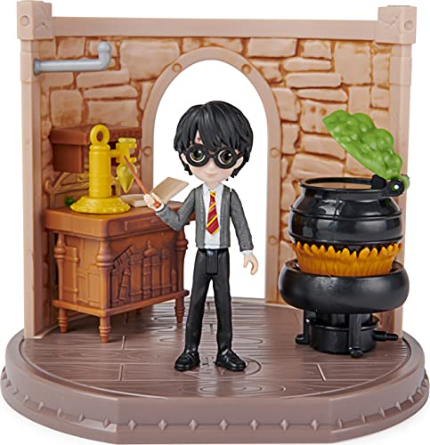 SpinMaster Wizarding World, Magical Minis Potions Classroom con Figura Exclusiva de Harry Potter y Accesorios, Juguetes para niños y niñas a Partir de 5 años