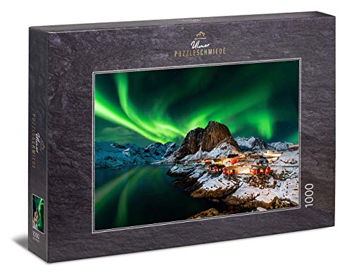 Ulmer Puzzleschmiede - Puzzle Aurora Boreal - Puzzle de 1000 Piezas - La Aurora Boreal sobre el Pueblo pesquero de Hamnoy, Lofoten, Noruega