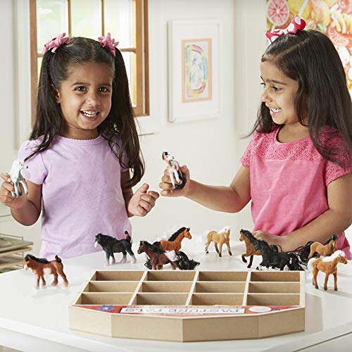 Melissa & Doug Juego de caballos Amigos de los pastizales (12 caballos coleccionables, con cajón de madera con forma de establo)