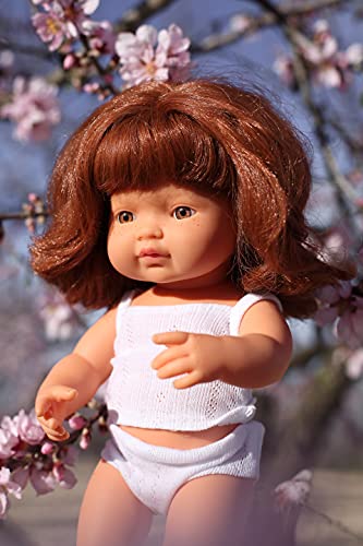 Miniland – Muñeco bebé Europea Niña Pelirroja de Vinilo Suave de 38cm con rasgos étnicos y sexuado para el Aprendizaje de la Diversidad con Suave y Agradable Perfume. Presentado en Caja de Regalo.