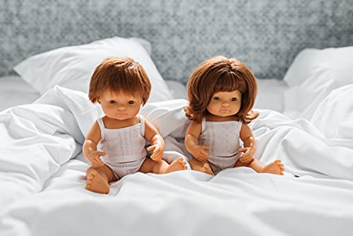 Miniland – Muñeco bebé Europea Niña Pelirroja de Vinilo Suave de 38cm con rasgos étnicos y sexuado para el Aprendizaje de la Diversidad con Suave y Agradable Perfume. Presentado en Caja de Regalo.