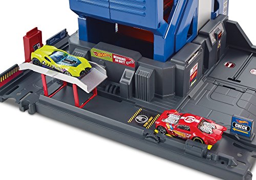 Hot Wheels- Supergaraje, Garaje para Coches de Juguete, Multicolor (Mattel GWT34) + Wheels - Track Buider Caja de Acrobacias Deluxe, Accesorios para Pistas de Coches de Juguete (Mattel GGP93)