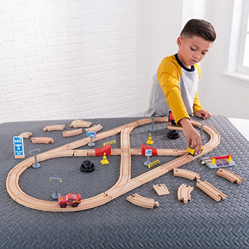 KidKraft 17213 Disney® Pixar Cars 3 Juego de madera Construye Tu Propio Circuito con 57 piezas de juego incluidas