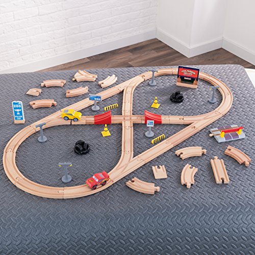 KidKraft 17213 Disney® Pixar Cars 3 Juego de madera Construye Tu Propio Circuito con 57 piezas de juego incluidas