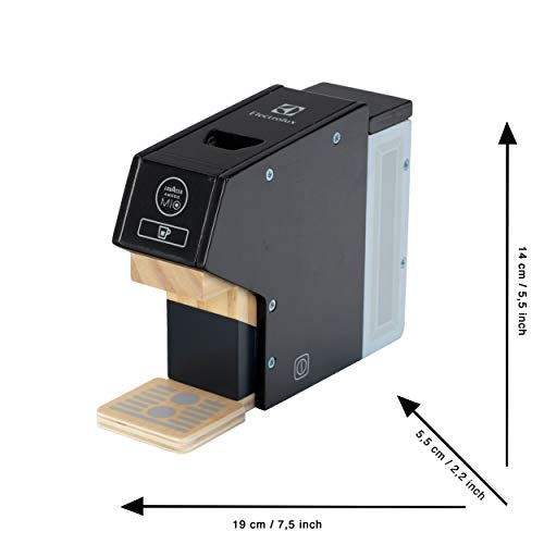 Theo Klein- Cafetera Electrolux de Madera I Incluye Taza, cápsulas, Leche y azúcar I Accesorios cocinas Medidas: 19 cm x 5,5 cm x 14 cm I Juguete para niños a Partir de 3 años (7401)