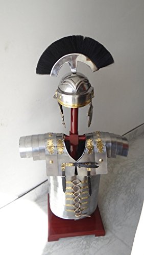 Traje Lorica segmentata de centurión romano de Historicalmuseumstore con armadura y casco con adorno de color negro.